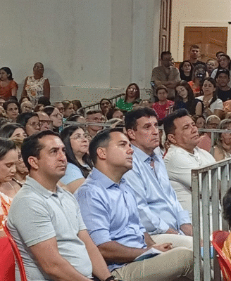 Em Iguatu, adversários políticos dividem o mesmo banco na festa da padroeira Em Iguatu, adversários políticos dividem o mesmo banco na festa da padroeira