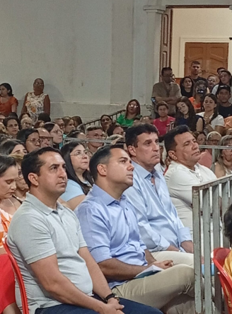 Em Iguatu, adversários políticos dividem o mesmo banco na festa da padroeira
