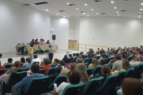 Servidores de Iguatu cobram reajuste salarial e criticam ausência do prefeito em assembleia
