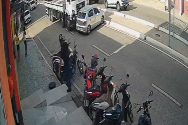 Câmera flagra colisão entre caminhão e carro após tentativa de ultrapassagem em Iguatu