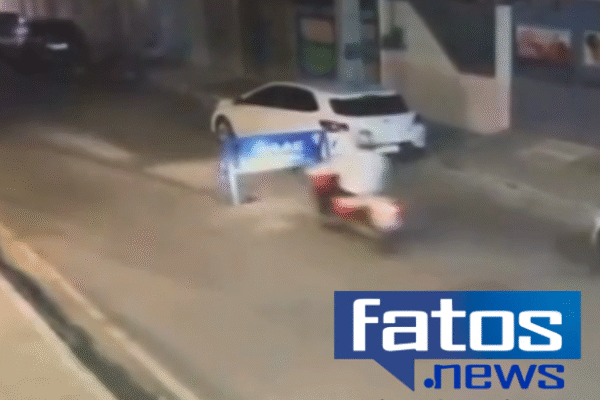 Motociclista sofre queda após atingir placa de sinalização em rua movimentada de Iguatu
