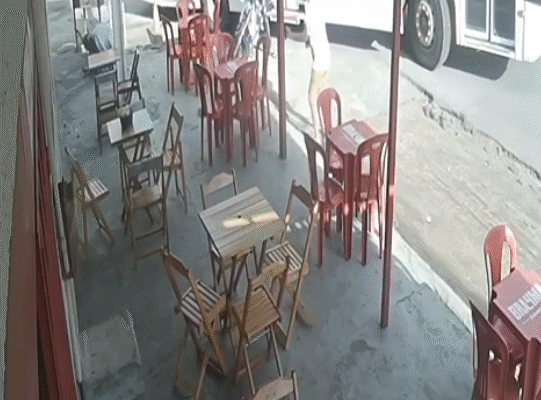 Segundos de terror: ônibus quase esmaga motociclista em cruzamento perigoso de Iguatu