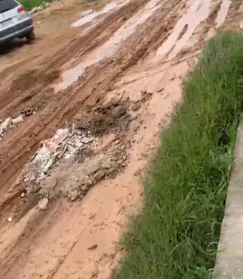 Moradores denunciam abandono e lama na Rua Carteiro Domingos Amorim, nas Cohabs, em Iguatu
