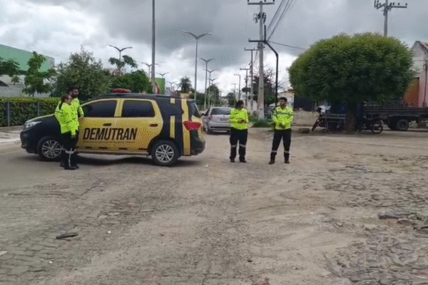 Avenida de acesso ao centro de Iguatu é interditada para recuperação urgente da pista