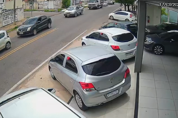 Vídeo mostra momento em que carro é prensado por caminhões na Avenida Cruzeiro do Sul