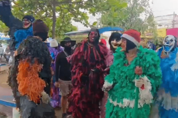 Grupos de caretas movimentam o centro de Iguatu durante a Semana Santa