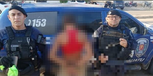 Mulher é conduzida à delegacia após ser flagrada com faca no centro de Iguatu