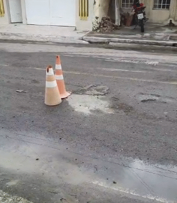 Morador tapa buraco com cimento em rua de Iguatu e chama atenção para falta de manutenção