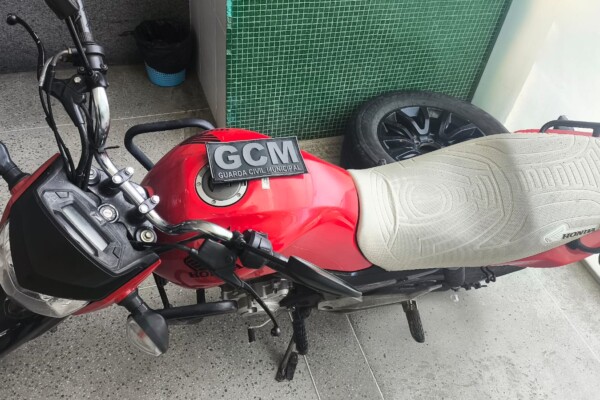 GCM de Iguatu recupera motocicleta com queixa de roubo durante patrulhamento no Mercado Público