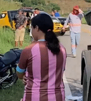 Mulher de 63 anos morre após grave acidente entre moto e caminhão na CE-060