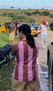 Mulher de 63 anos morre após grave acidente entre moto e caminhão na CE-060